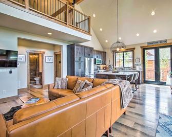 Pool Access Cle Elum Mtn-View Cabin with Game Room - Cle Elum - Living room