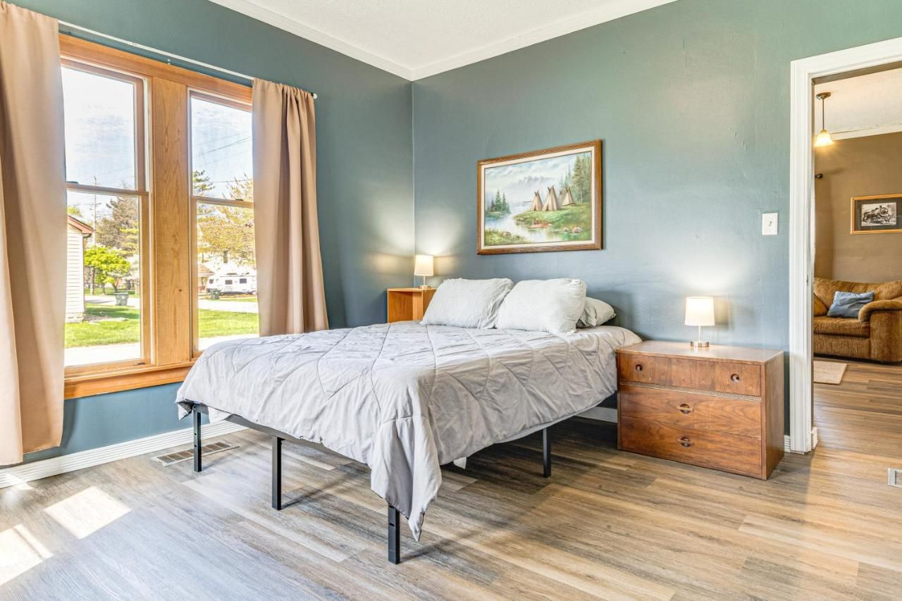 The Junction: Victorian Home in Quaint Fortville!