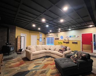 Spacious 4-bedroom ski house at Bolton Valley with WiFi and private Hot Tub! - Richmond - Living room