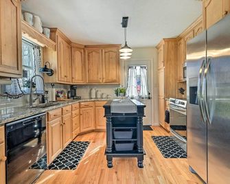 Berkeley Springs Vacation Home with Fire Pit! - Berkeley Springs - Kitchen