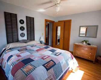 The Cabin In Town - With A Rustic Flare - Owensboro - Bedroom
