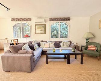 La Bergerie de Suze: Charming residence, heated swimming pool and fenced garden - Suze-la-Rousse - Wohnzimmer