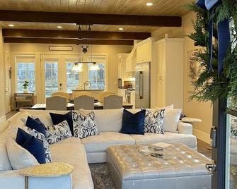 Beautiful Upscale Grand Lake Home in Gated Community - Vinita