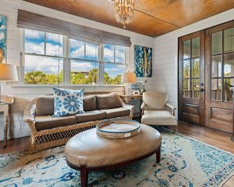 Second-Row 9br Home | Ocean Views + Game Room Fun - Georgetown - Sala de estar