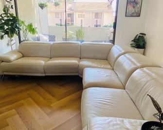 Charming condo in posh neighborhood, a prime extended stay in fabulous San Diego - San Diego - Sala de estar