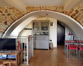 Cozi centrally located country style apartment in a traditional stone house - Poulithra - Cocina