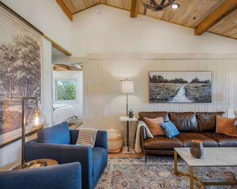 Charming 3-bed 3-bath, country cottage, fully renovated, on the edge of town. - Sparta - Sala de estar