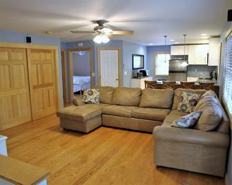A Newer Modern Countryside Family Retreat - 1 Mile from Cooperstown Dreams Park - Milford - Sala de estar