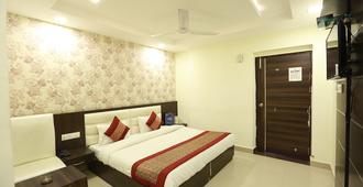 OYO 7473 Krishna Galaxy - Kanpur - Bedroom