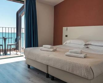 Ahg Riva Del Sole Hotel - Adults Only - Moniga del Garda - Bedroom