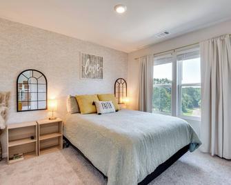 Modern Anderson Home with Fire Pit and Grill - Anderson - Bedroom
