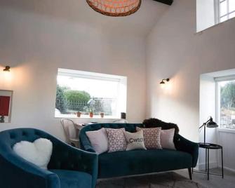 North Wales Cottage Views, Walks, Dogs Welcome - Mold - Living room