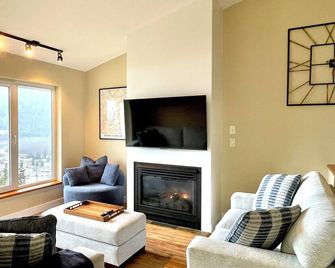 Lake & Mountain View Retreat with Fire Table and 2 Balconies - Sleeps 6 - Sicamous - Living room