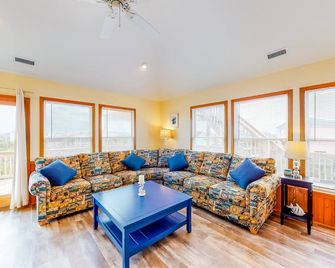 Ocean- & sound-view home with private pool, hot tub, game room, & great decks - Avon - Sala de estar