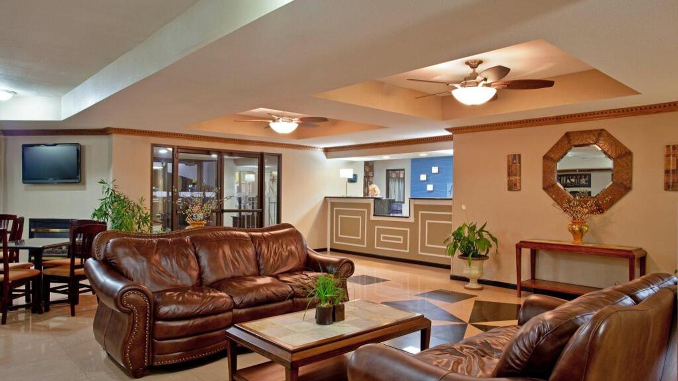 Holiday Inn Express & Suites Three Rivers