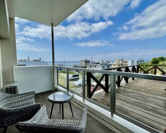 Coral Palace Onna by Sunset Avenue - Onna - Balcón