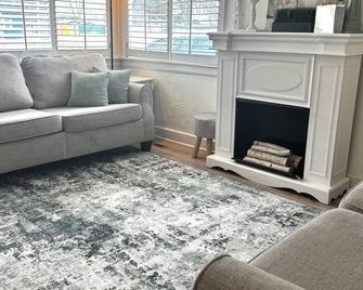 Cozy Neutral Farmhouse, Coffee provided, Relaxation optional - Muskegon - Living room