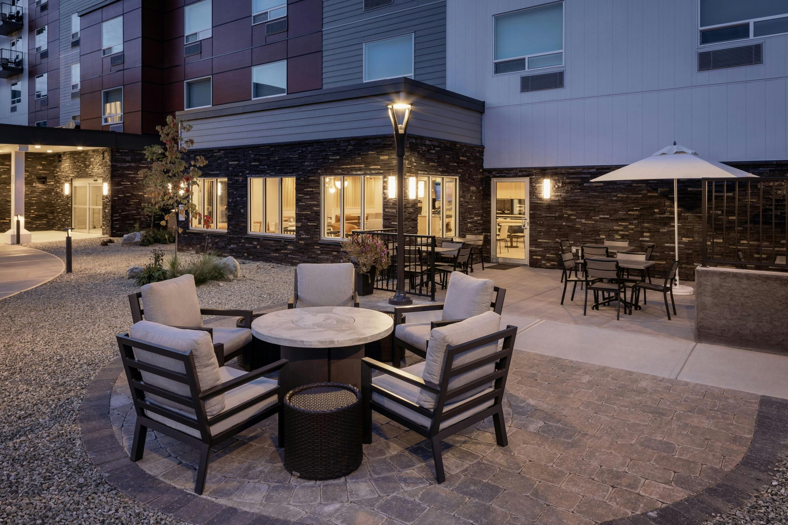 TownePlace Suites by Marriott West Kelowna - West Kelowna - Innenhof