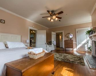 Garden Oasis Near Downtown - Culpeper - Bedroom