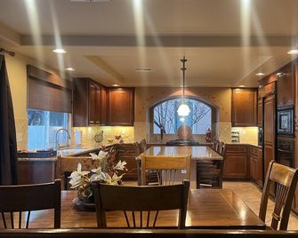 5BD/4BA, King bed, private pool, foosball & pool table, and few miles to strip - Enterprise - Cocina