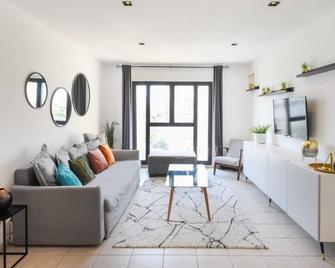 Peaceful 2BR in Noga by HolyGuest - Tel Aviv - Sala de estar