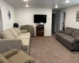 Family Style Lake House - Meadview - Living room