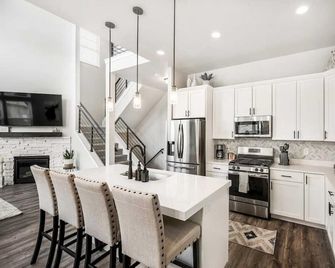 Adventure Awaits w/Private Hot Tub - Kamas - Kitchen