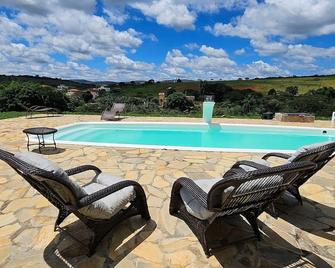 Chalés Vila Carrancas - Ao lado do centro com piscina, cozinha completa e muita tranquilidade - Carrancas - Pool