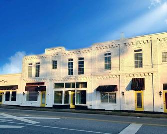 Nostalgic en suite room in historic railroad inn and town - Cowan - Building