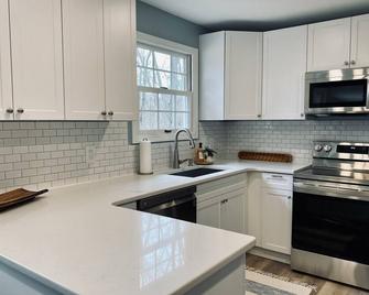 5 Bedrooms on a flat acre. Great water pressure! - Downingtown - Kitchen