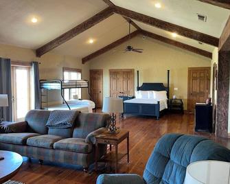 Country Retreat, Guest House, Wifi, Pond, Family, Romantic, Upstairs, Sunsets - Graham - Wohnzimmer