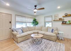 Pet-Friendly Alabama Retreat with Deck and Patio! - Leeds - Living room