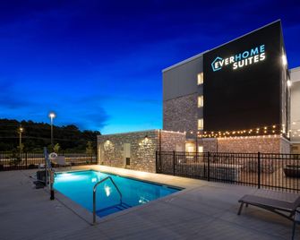 Everhome Suites Fayetteville near Fort Bragg - Fayetteville - Pileta