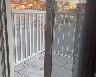 Luxurious 2 Bedroom with King and Queen bed and 1.5 Bathroom sleeps 6. - Bridgewater - Balkón