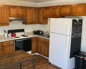 A charming 2BR home—better than a room—Vacation Condo No. 6, Near Spring River - Hardy - Keuken