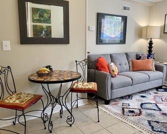 Bear House 1890, Sherfey Suite, Perfect Getaway, Walk to Cafes, Outdoor Activity - Chattanooga - Living room