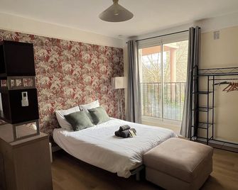 Large studio in the center of Cannes 9 mins walk from the Palais des Festivals - Cannes - Bedroom