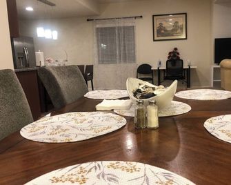 Charming 2-bedroom basement Apartment with AC and WiFi in terrific Aurora - Aurora - Comedor
