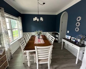 Very bright, cozy and spacious new 4-bedroom house in a beautiful community - Colfax - Comedor