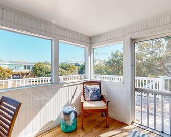 Remodeled home near beach with screened porch, sundeck, & seasonal pool access - Frisco - Balcony