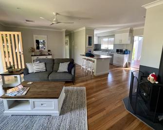 Great, pet friendly location to base your stay in the Adelaide Hills - Macclesfield - Living room