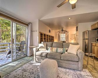 Sky Loft Bryson Studio 1 Mi From Fontana Lake! - Bryson City - Living room