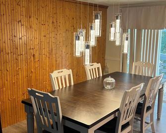 3 Bedroom Apartment next to the Commuter Rail - Wilmington - Dining room
