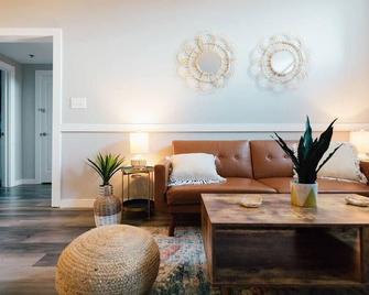 Downtown Loft Hosted by The Sanctuary Co. - Johnson City - Living room