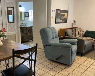 Deland Marigold House, Beautiful Quiet Setting, with Comfy Bed, Downtown DeLand - DeLand - Dining room