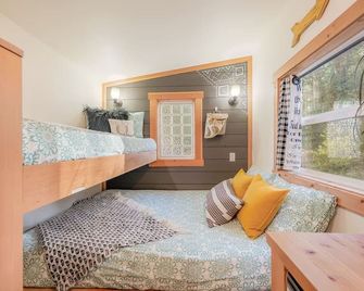 Sip and Stay Here! Close to Oregon Wineries - Unique Northwest Vacation Rentals - Sherwood - Bedroom