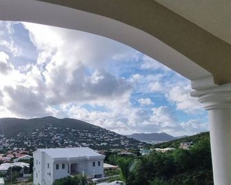 4Bed Condo - Sleeps 8 - Pool Bbq Views Parking - Philipsburg - Balkon