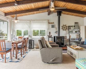 Totally Beachin' Getaway by Avantstay Waterfront - Coupeville - Living room
