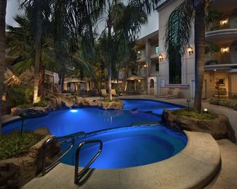 Safi Royal Luxury Centro - Monterrey - Bể bơi