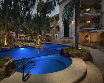 Safi Royal Luxury Centro - Monterrey - Piscina